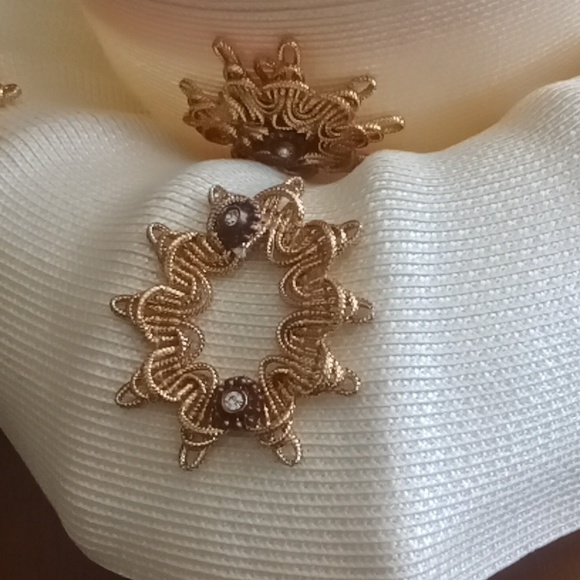 Cream hat with Gold Broach - Picture 3 of 3